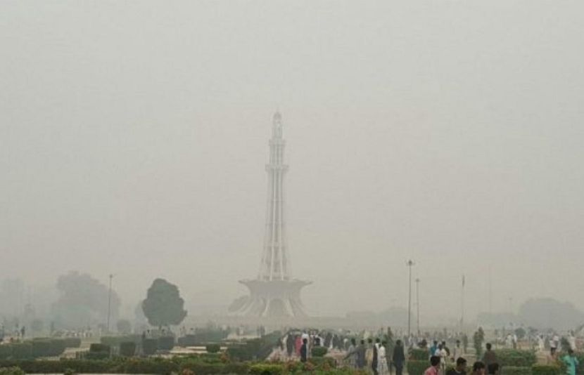 لاہور میں 24 گھنٹے گزارنے کا مطلب 10 سگریٹ پینا ہے