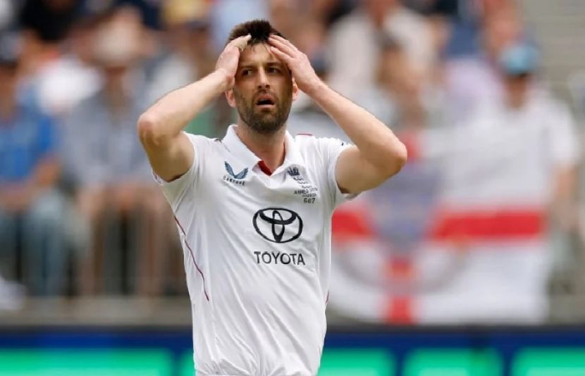 انگلش کرکٹ ٹیم کے فاسٹ بولر مارک ووڈ