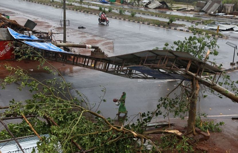 مون سون بارشوں اور طوفان نے بڑے پیمانے پر تباہی مچا دی، 221 افراد جانبحق 