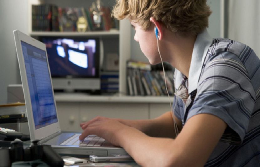 انٹرنیٹ کا استعمال سے ہماری شخصیت پر کیا اثرات ڈالتا ہے؟