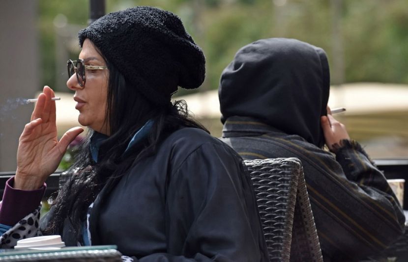  سعودی خواتین نے عوامی مقامات پر سگریٹ نوشی  شروع کر دی