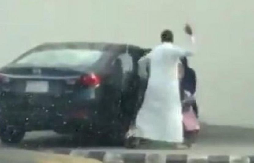 سعودی عرب میں سر عام بیٹی پر تشدد کی ویڈیو وائرل ہونے پر تہلکہ مچ گیا