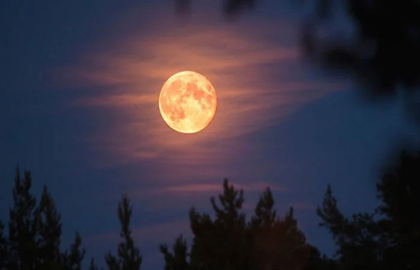 سالِ نو کا پہلا سُپر مون آج رات ہوگا، پورا چاند آسمان پر معمول سے بڑا اور زیادہ چمکدار دکھائی دے گا
