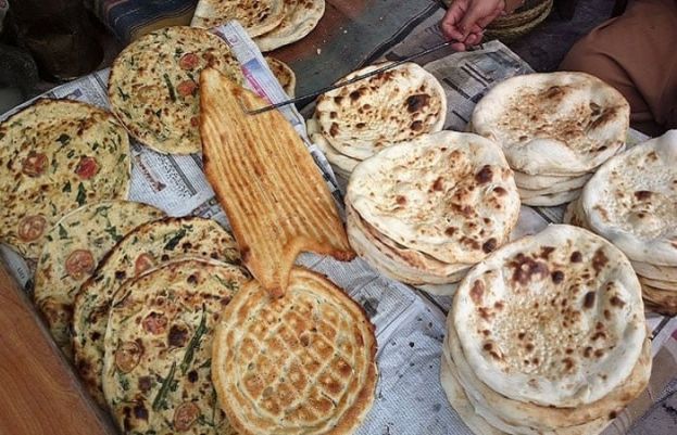 ضلعی انتظامیہ کے نمائندے نے بتایا کہ شہری علاقوں میں روٹی کی قیمت 18 اور نان کی قیمت 22 روپےمقررکی گئی ہے