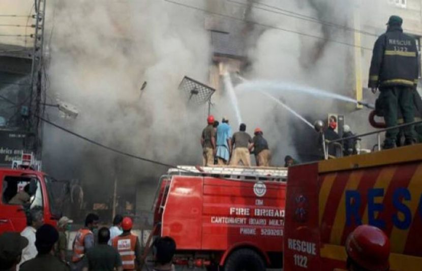 کراچی سپر اسٹور کے ویئر ہاؤس میں لگنے والی آگ کی شدت بڑھ گئی
