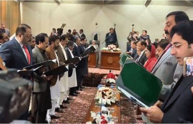 آزاد جموں و کشمیر کی 18 رکنی نئی کابینہ نے اپنے عہدوں کا حلف اٹھا لیا