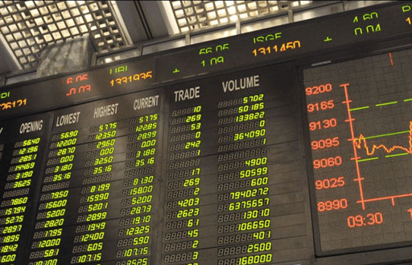 پاکستان اسٹاک ایکسچینج میں نیا ریکارڈ قائم ہو گیا، روپے کے مقابلے میں ڈالر کی قدر میں بھی کمی ہو گئی