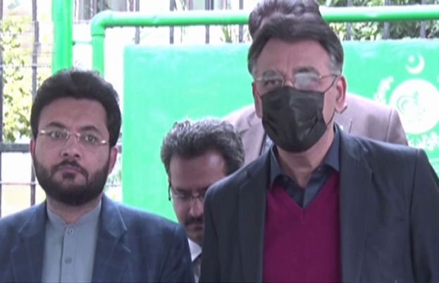 وزیر منصوبہ بندی و پاکستان تحریک انصاف (پی ٹی آئی) کے سینئر رہنما اسد عمر اور پی ٹی آئی رہنما فرخ حبیب