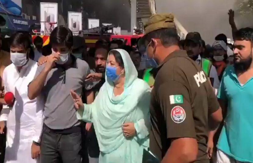 لاہور: ڈاکٹر یاسمین راشد کے سامنے لوگوں کے گو نیازی گو اور نواز شریف زندہ باد کے نعرے