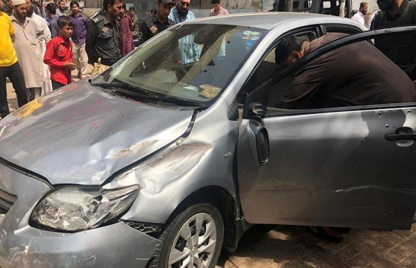 کراچی میں نیپا چورنگی کے قریب ایک کار پر فائرنگ کے نتیجے میں 2 افراد جاں بحق اور ایک زخمی ہو گیا ہے