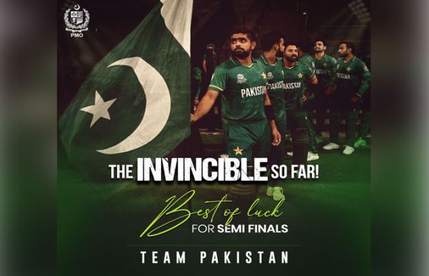 وزیراعظم عمران خان کے آفس نے بھی قومی کرکٹ ٹیم کے سیمی فائنل میں پہنچنے پر نیک خواہشات کا اظہار کیا ہے۔ ٹوئٹر پر وزیراعظم آفس کی جانب سے ایک ٹوئٹ کی گئی جس میں کہا گیا ہےکہ پوری قوم کو پاکستانی ٹیم پر فخر ہے، یہ ٹی ٹوئنٹی ورلڈکپ کی واحد ٹیم ہے جسے کوئی ٹیم اب تک شکست نہیں دے پائی۔
