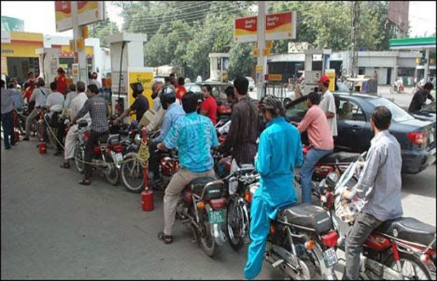 لاہور میں پیٹرول پمپس پر بغیر ہیلمٹ موٹرسائیکل سواروں کو پیٹرول دینے پر پابندی عائد کر دی گئی۔