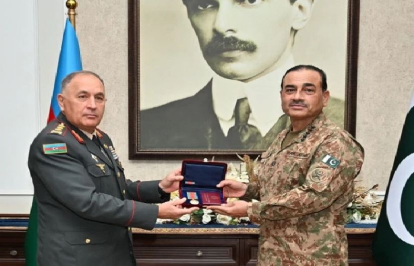 آذربائجان کے فرسٹ ڈپٹی وزیر دفاع اور چیف آف جنرل اسٹاف کرنل جنرل کریم والیئف جی ایچ کیو راولپنڈی میں فیلڈ مارشل سید عاصم منیر کو آذربائیجان کا اعلیٰ ترین “پیٹریاٹک وار میڈل” عطا کر رہے ہیں
