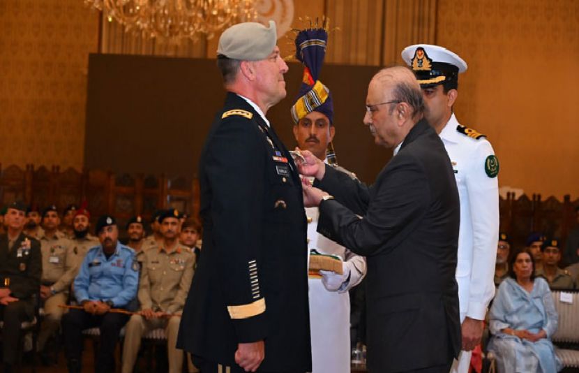 امریکی سینٹکام کے کمانڈر جنرل مائیکل کوریلا کو نشانِ امتیاز ملٹری اعزاز سے نواز دیا گیا