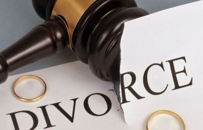 معروف پاکستانی کرکٹر نے اپنی بیوی کو طلاق دیدی