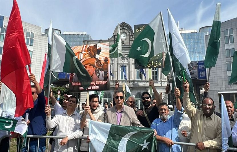 برسلز میں پاکستانی کمیونٹی کا افواجِ پاکستان سے اظہارِ یکجہتی اور بھارتی جارحیت کے خلاف پُرامن احتجاج کیا جا رہا ہے