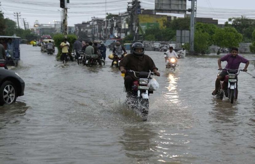 ملک میں مون سون بارشوں سے مختلف حادثات میں جاں بحق افراد کی تعداد 76 ہو گئی
