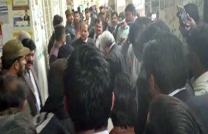 لاہور: سیشن کورٹ کے احاطے میں 2 وکلاء میں تصادم
