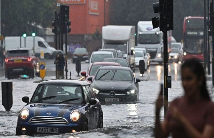 لندن میں طوفانی بارش کے بعد دارالحکومت کے دو بڑے اسپتالوں میں سیلابی پانی داخل ہوگیا