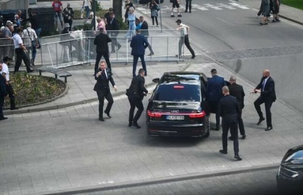 سلوواکیہ کے وزیراعظم رابرٹ فیکو قاتلانہ حملے میں زخمی ہوگئے