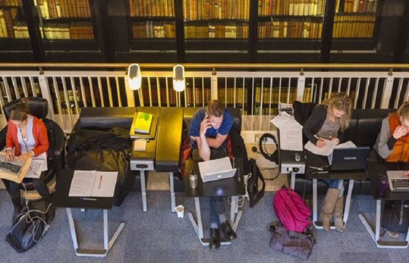  برطانیہ میں غیر ملکی طلبا کو گریجویشن کے بعد دو سال تک قیام کی اجازت مل گئی