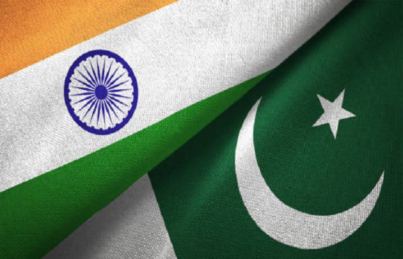 پاکستانی اور بھارتی پرچم