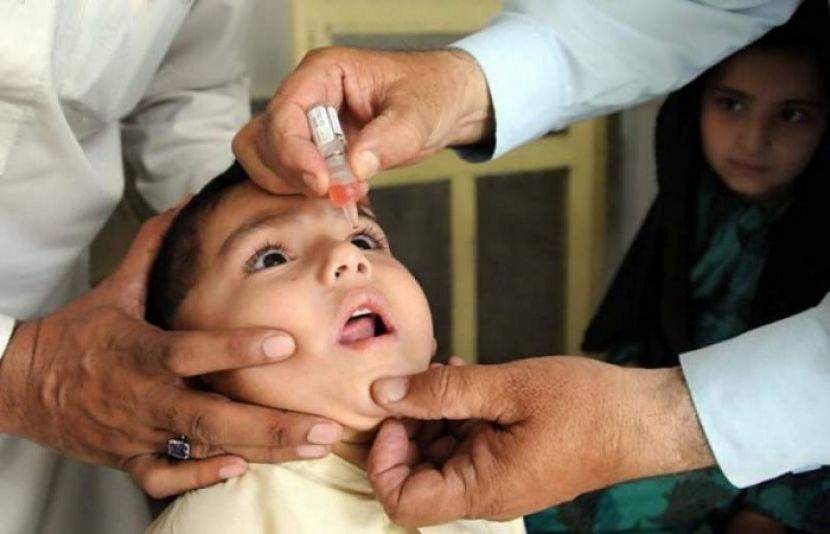 پشاور کے اسکول میں پولیو ویکسین دینے سے 50 سے زائد بچوں کی حالت بگڑ گئی ہے