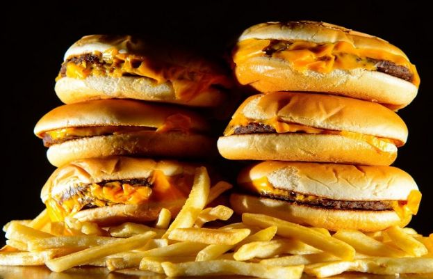 ہمارے معاشرے میں فاسٹ فوڈز کا رجحان بڑھ رہا ہے۔