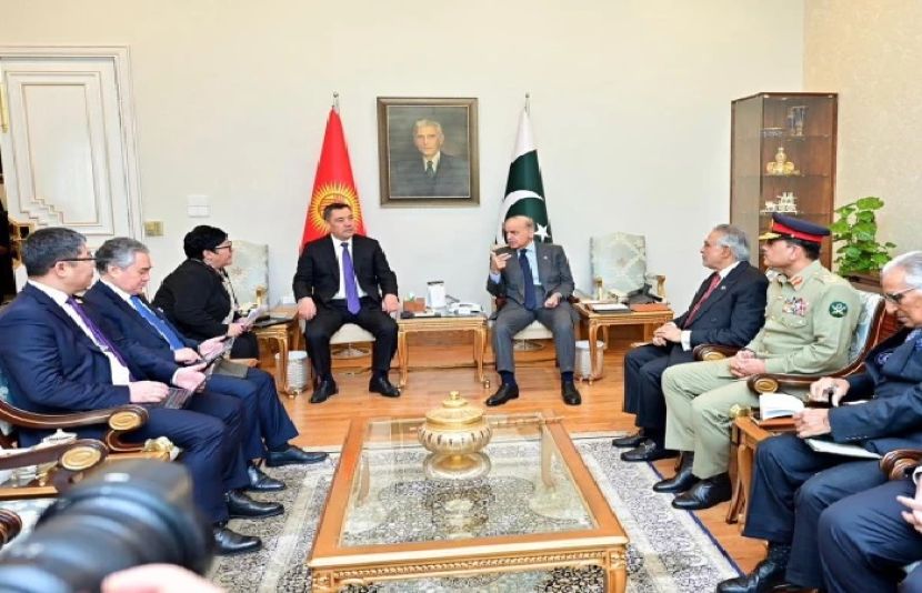 وزیراعظم محمد شہباز شریف اور کرغزستان کے صدر صادر ژاپاروف کی وفود کی سطح پر ملاقات ہو رہی ہے