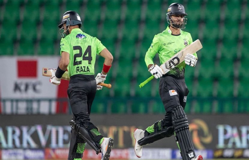 پی ایس ایل 11 کے ایک ہائی وولٹیج مقابلے میں کراچی کنگز نے روایتی حریف لاہور قلندرز کو 4 وکٹوں سے ہرا کر میلہ لوٹ لیا