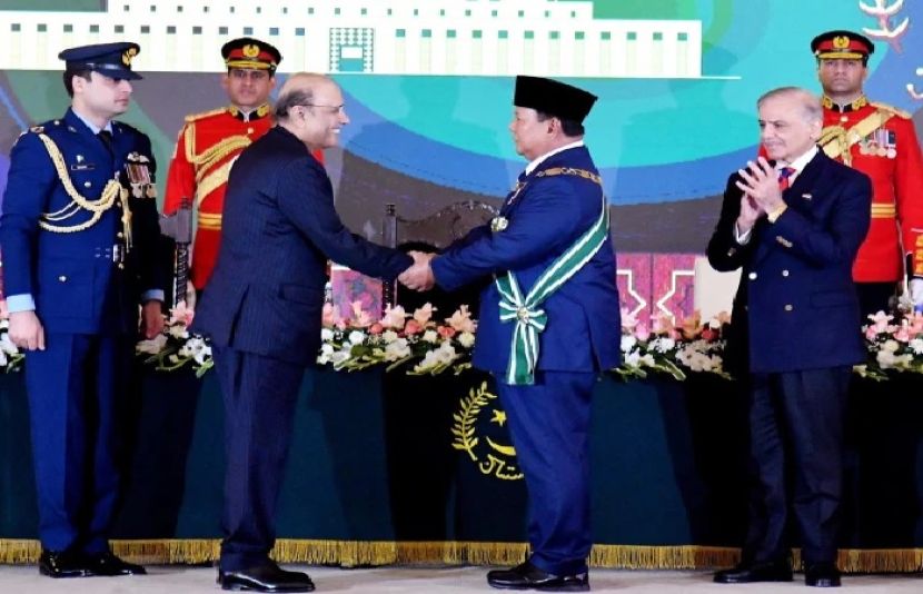صدرمملکت آصف علی زرداری نے پاکستان کے دورے پر آئے ہوئے انڈونیشیا کے صدر پرابوو سوبیانتو کو نشان پاکستان سے نواز رہے ہیں