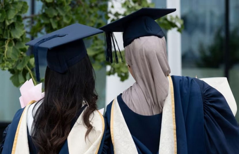 برطانیہ کی کم از کم 9 بڑی یونیورسٹیوں نے پاکستانی اور بنگلہ دیشی طلبہ کے لیے داخلے عارضی طور پر روک دیے ہیں