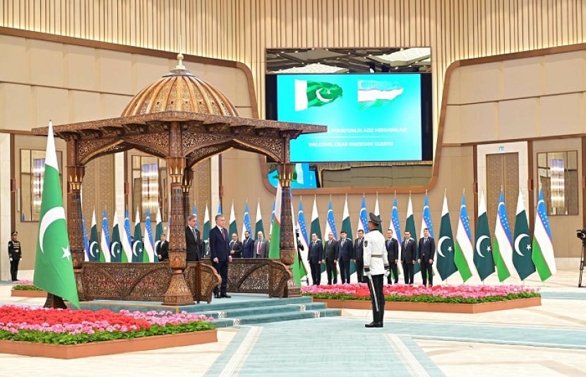 وزیرِ اعظم شہباز شریف کوتاشقند پہنچے پر گارڈ آف آنر پیش کیا گیا۔