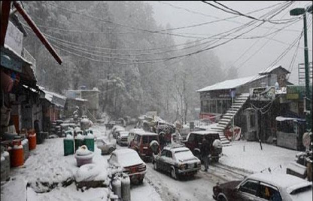 مری اور ملحقہ علاقوں میں طوفانی برفباری، مقامی لوگوں کی نظام زندگی محصور 