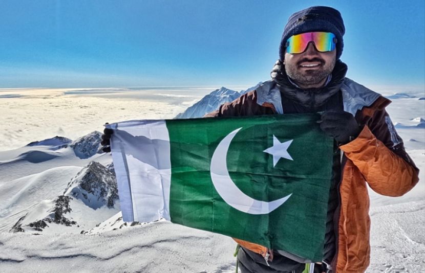 پاکستانی کوہ پیما اسد علی میمن نے ساتوں براعظموں کی بلند ترین چوٹیاں سر کر کے ایک تاریخی کارنامہ انجام دے دیا