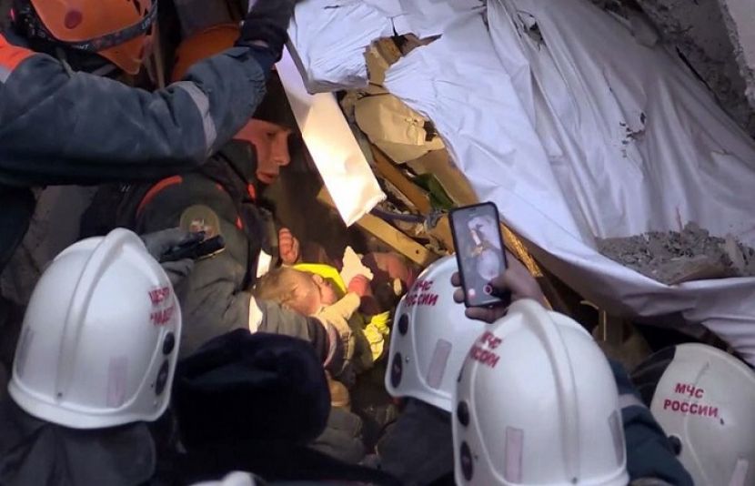 روس میں گیس کے دھماکے سے تباہ ہونے والی عمارت کے ملبے سے 35 گھنٹے بعد بچے کو معجزاتی طور پر زندہ نکال لیا گیا۔