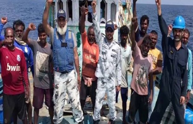 پاک بحریہ کی سمندر میں پھنسی بھارتی ماہی گیروں کی کشتی کی امداد