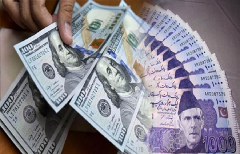 پاکستانی روپے کے مقابلے میں امریکی ڈالر انٹر بینک میں مزید ایک روپے 27 پیسے سستا ہو گیا۔