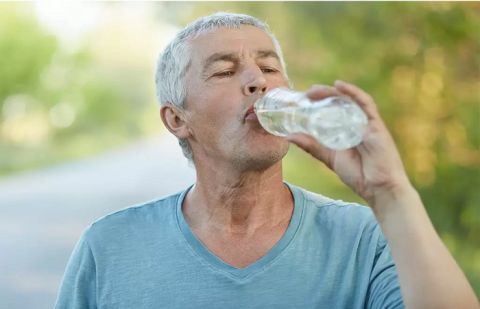 زیادہ پانی پینے سے جسم پر کیا اثرات مرتب ہوتے ہیں؟