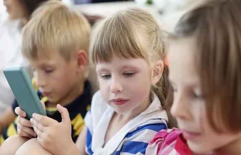 ڈنمارک نے بھی 15 سال سے کم عمر بچوں کے لیے سوشل میڈیا کے استعمال پر پابندی عائد کرنے کا منصوبہ تیار کر لیا ہے