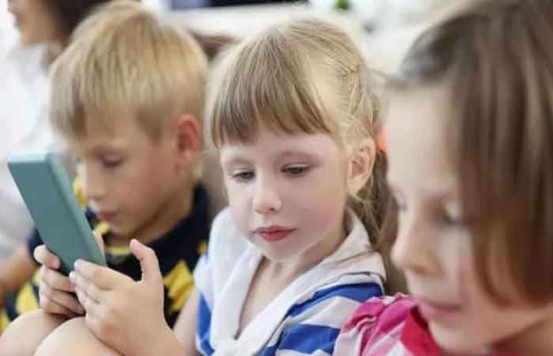 ڈنمارک نے بھی 15 سال سے کم عمر بچوں کے لیے سوشل میڈیا کے استعمال پر پابندی عائد کرنے کا منصوبہ تیار کر لیا ہے