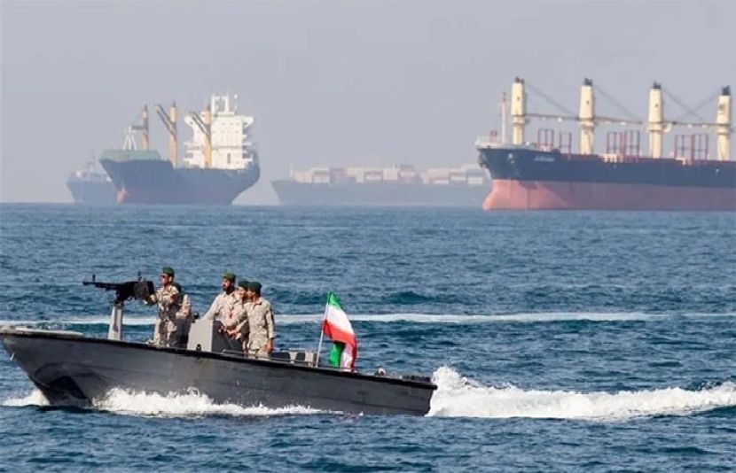 آبنائے ہرمز میں تیل سے بھرے 2 بھارتی ٹینکرز پر فائرنگ کر دی