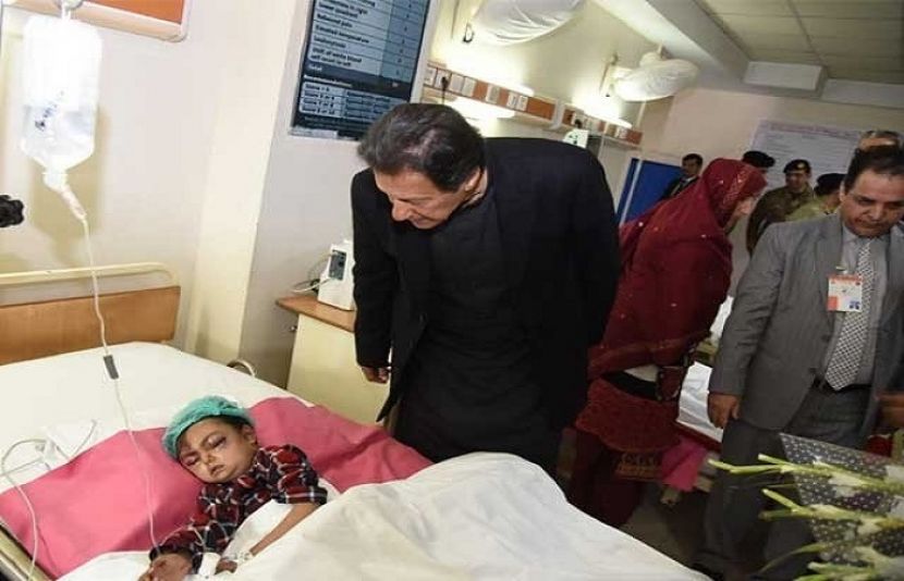  وزیراعظم عمران خان سی ایم ایچ مظفرآباد میں زخمیوں کی عیادت کر رہے ہیں