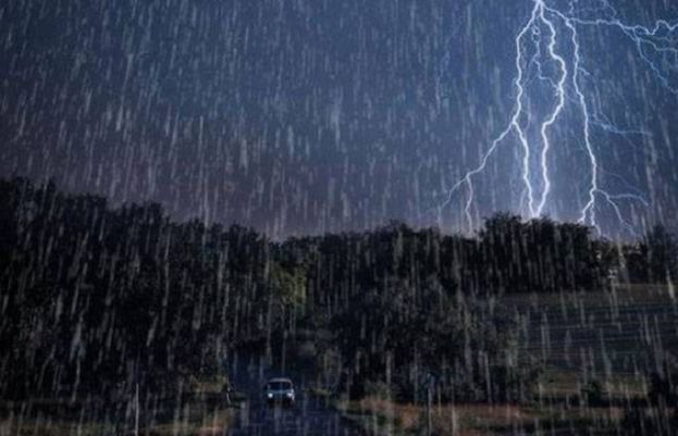 گرج چمک کے ساتھ موسلادھار بارشوں کے سبب اربن فلڈنگ کا خدشہ ہے۔