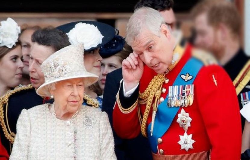 ملکہ برطانیہ الزبتھ دوم اور  شہزادہ اینڈریو