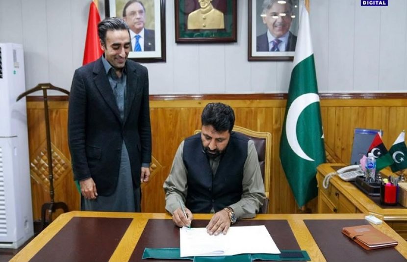 وزیراعلیٰ نے اپنے پہلے سرکاری آرڈر پردستخط کرتے ہوئے ڈاکٹرزکی مستقلی کی منظوری دی