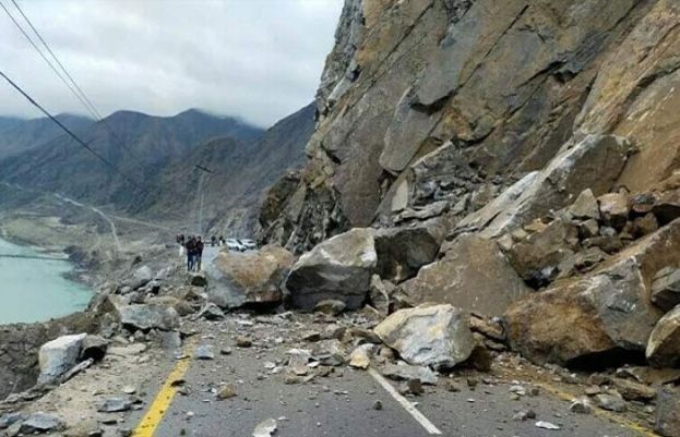شاہراہ قراقرم اپر کوستان کے مختلف مقامات پر بارش اور لینڈ سلائیڈنگ کے باعث کئی مقامات پر راستے بند ہوگئے