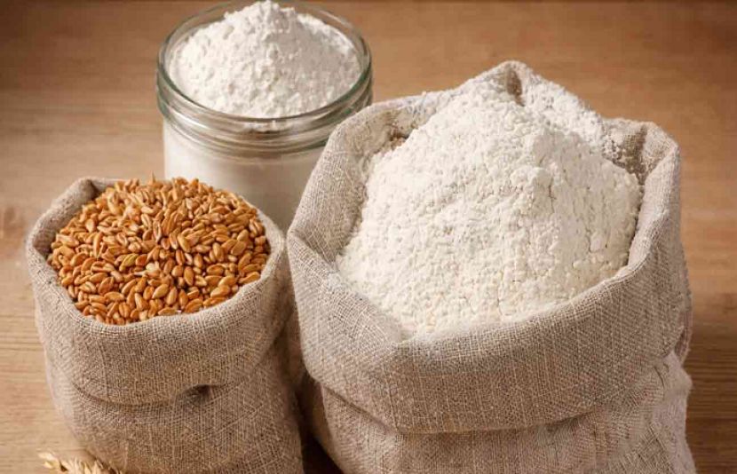 پشاور میں آٹے کی قیمتوں میں ایک بار پھر اضافہ ہو گیا ہے۔ آٹا ڈیلرز کے مطابق مکس آٹے کے 20 کلوگرام تھیلے کی قیمت بڑھ کر 3200 روپے ہو گئی ہے