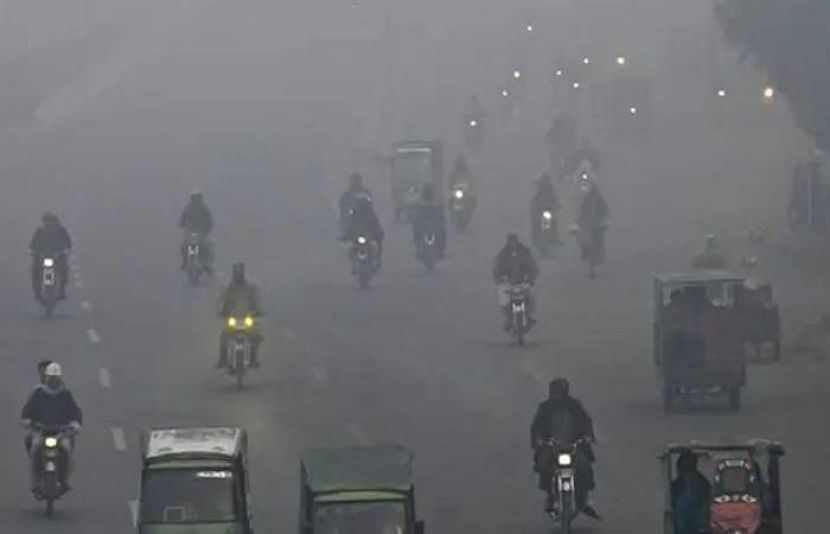 لاہور میں بڑھتی اسموگ کے پیش نظر شہریوں کو غیر ضروری طور پر گھروں سے باہر نہ نکلنے کی ہدایت جاری کر دی گئی ہے