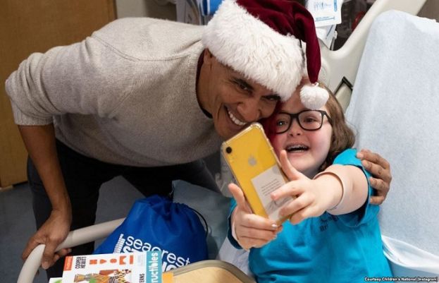 سانتا کلاز کا روپ دھار کر براک اوباما واشنگٹن کے بچوں کے اسپتال پہنچ گئے